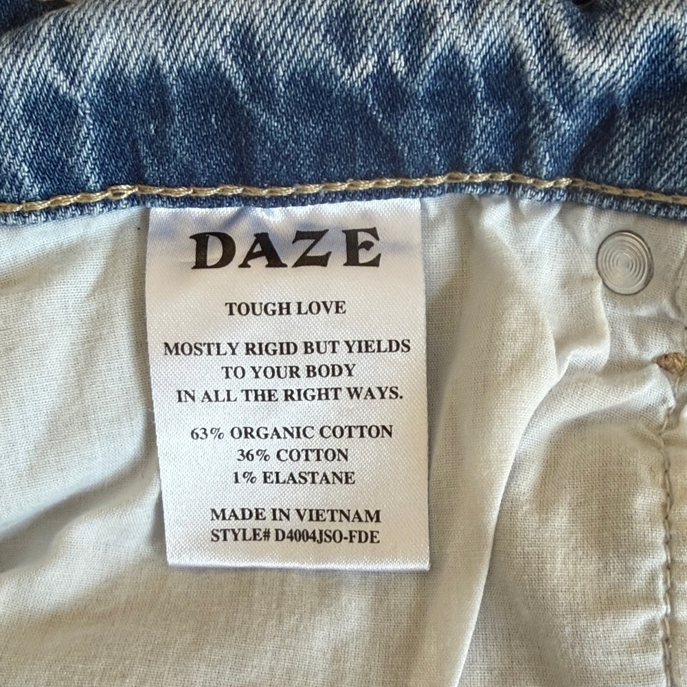 Daze  Tough Love Denim Frayed Hem Distressed Light Wash Women’s  Shorts Size 24 - Picture 8 of 11